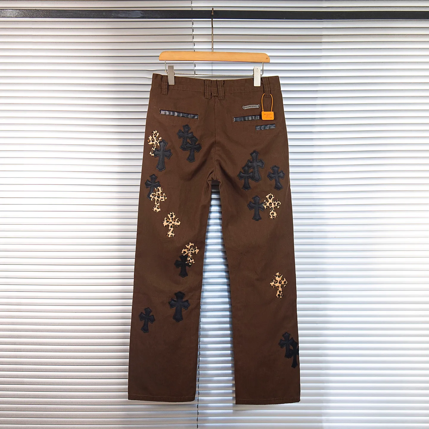 P260 Chrome Hearts | Chrome Hearts Brown Casual Cross Patched Leather Jeans - Full of exploring the ultimate in fashion, Chrome Hearts' new Chrome Hearts pants cleverly integrate camouflage cross, camouflage cross and other elements to break traditional boundaries. Mattyboy's clever fusion of overalls and khaki jeans, the same style, brings endless matching inspiration to fashionistas! Whether it is daily wear or a trendy try, these pants can bring you an excellent fashion experience. Style number: 1754# Color: casual brown Size: 28 30 32 34